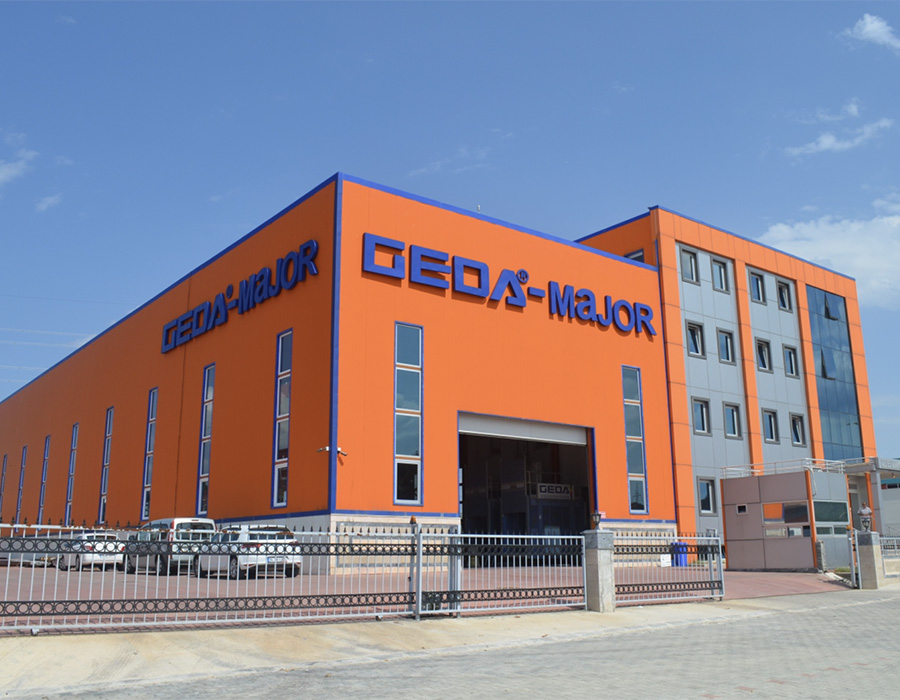 With an 80-year manufacturing history in Germany, GDA has become a symbol of expertise and quality in construction machinery. Its extensive product range is divided into four groups: 'temporary', 'permanent', 'special' solutions, and 'service'. The product lineup spans from the simplest rope hoists to elevators used for the safe transportation of people and materials. This includes numerous load-bearing accessories and platform alternatives.