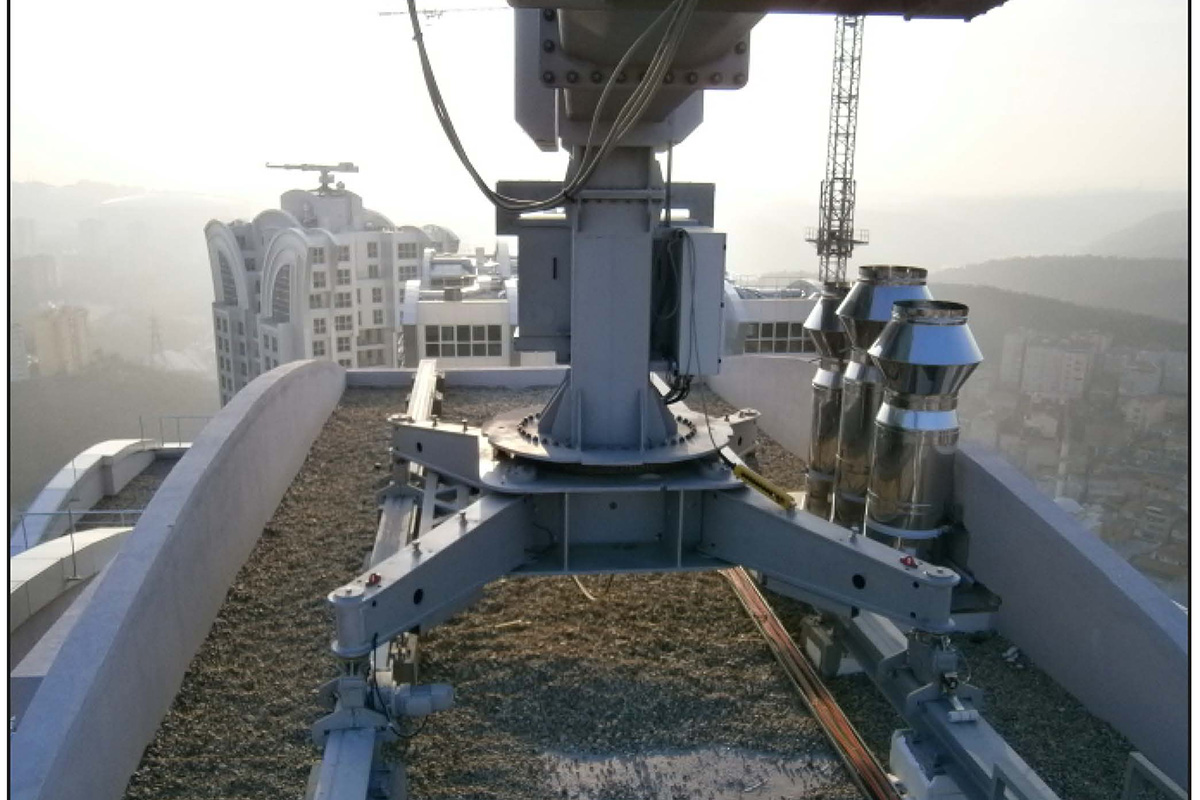 The Machine is running on the building with HEB, HEA, IPN, iPE rails which are anchored on the roof terrace. 