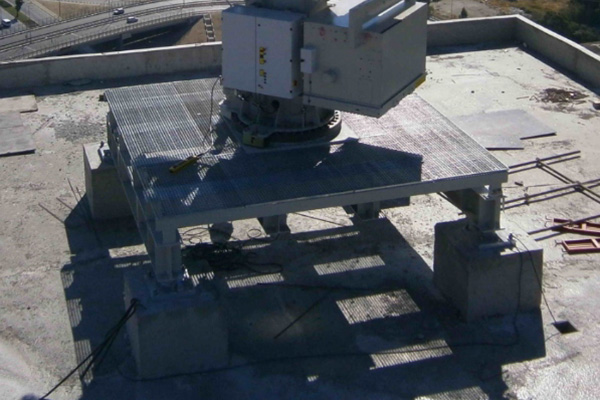 In case there is no available space behind the paraphet on the terrace for rail track options, then BMU can be installed on fixed plinths usually in the middle of the roof. 